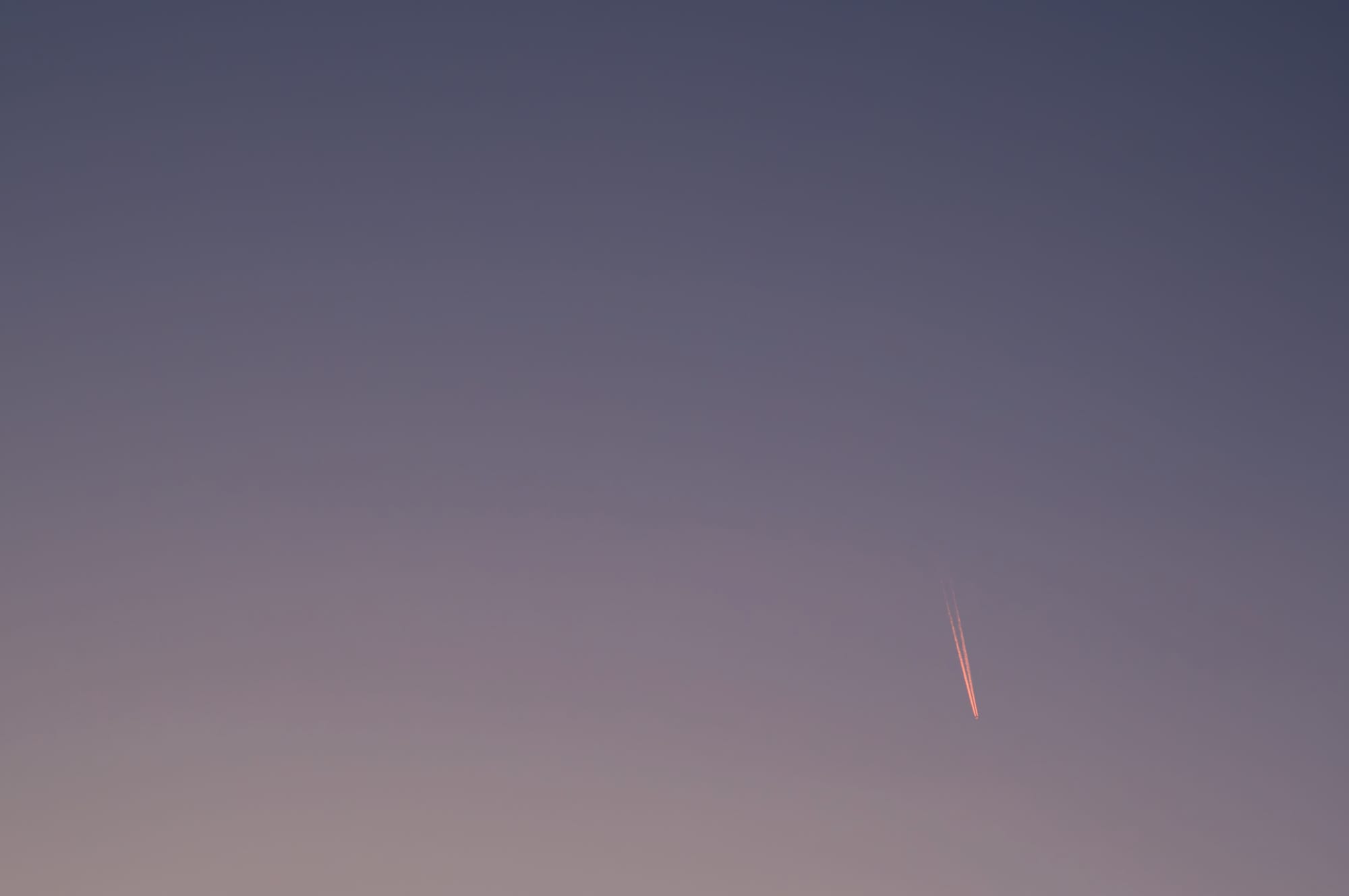 Leica M11で撮った夕暮れの飛行機雲